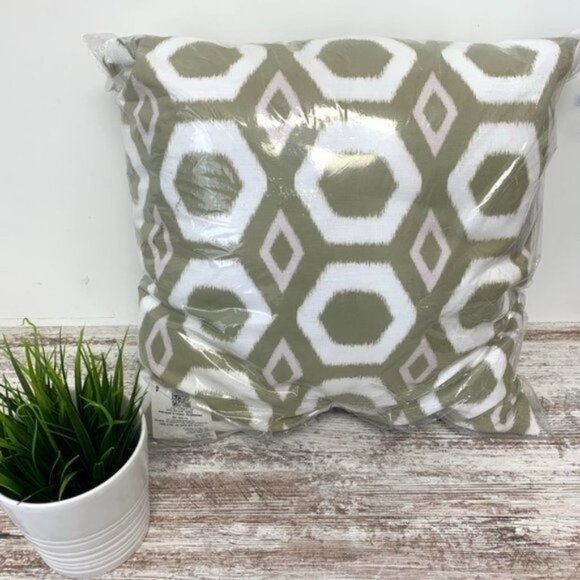 WROUGHT STUDIO Maurer Outdoor Throw Accent Pillow Olive Green White 16" NEW NWT - Picture 2 of 2